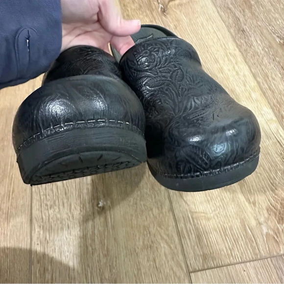 Dansko XP 2.0 Women’s Black Floral Tooled Clog Size 40 (EU), 9.5-10 (US) GUC - Picture 7 of 12